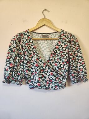 Urban Outfitters EUC Saskia Floral Puff Sleeve Wrap Crop Top Size S EUC Boho